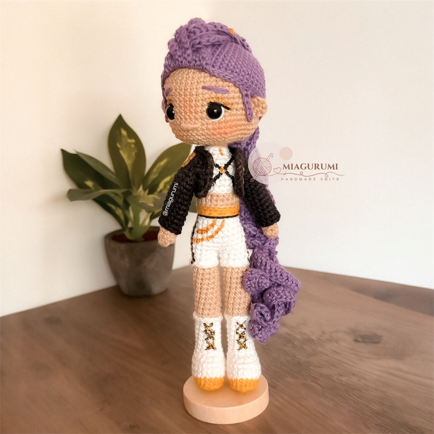 Amigurumi Rumi - Huntrix k-Pop Demon Hunters versión Golden